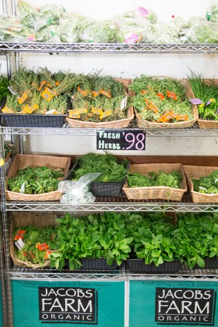 Yrttihylly_MontereyMarket_lo-7252