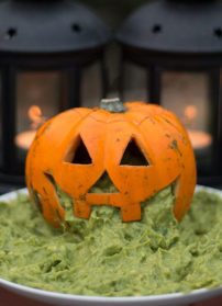 Halloween-kurpitsa ja guacamole